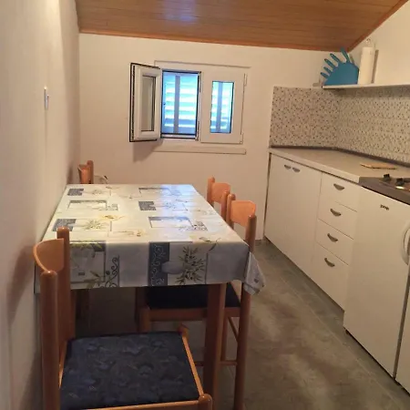 Atila Damir Lägenhet Omiš